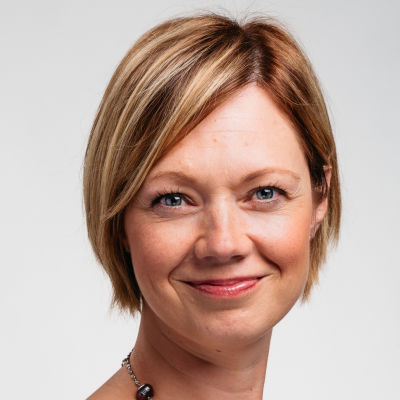 Henkilökuva, Marit af Björkesten katsoo kohti ja hymyilee
