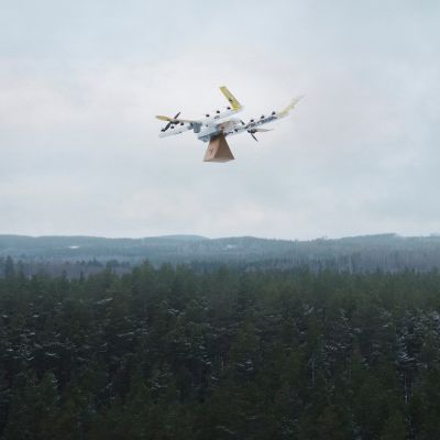 Drone kuljettaa pakettia