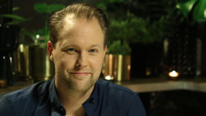 Dennis Nylunds är aktuell med sin Putous-karaktär Folke Rundqvist. Dennis Nylund i Efter Nios studio.