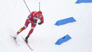 Aleksandr Bolsjunov åker i Tour de Ski.