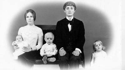 Jukka ja Sirpa Kuoppamäki sekä kolme ensimmäistä lasta mustavalkoisessa kuvassa.