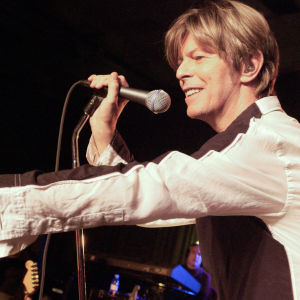 David Bowie lavalla BBC:n konsertissa 2002. Kuva dokumenttielokuvasta David Bowien viimeiset vuodet.
