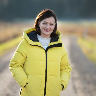 Ympäristövaikuttaja, luonnonsuojelija ja yrittäjä Saara Kankaanrinta kotitilallaan Qvidjassa.