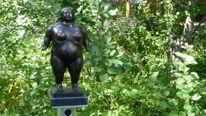 Kvinna i Öuddens arboretum i Ekenäs. Detalj från Fågängön, Öuddens arboretum