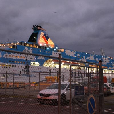 Silja Galaxy lähtee Turun satamasta.