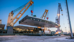 Lyxön bogserades till Dubai där den monterades upp. En sektion av lyxhotellet Burj Al Arabs terrass före transporten från Finland.