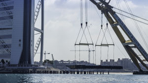 En sektion lyfts på plats vid Burj Al Arab. En sektion av lyxhotellet Burj AL Arabs finskbyggda terrass lyfts på plats i Dubai.