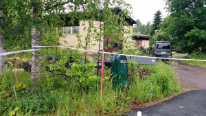 För att undvika händelser som polismordet i Vichtis på fredagen ska också grannens olagliga vapen anmälas. Brottsplatsen i skottdramat i Vichtis där en polis dog