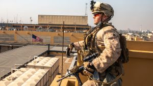 Amerikanska mål i Irak utsätts allt oftare för attacker. Det gäller också den väldiga amerikanska ambassaden i den så kallade Gröna zonen,mitt i Bagdad. Amerikkalaissotilas vartio Yhdysvaltain Irakin-lähetystöä Bagdadissa 3. tammikuuta.