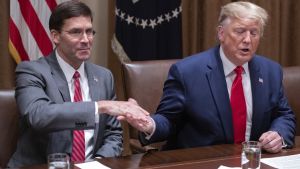 USA:s försvarsminister krävde att Turkiet inte får lägga sin egen agenda framom Natos gemensamma linje. Presidentti Donald Trump ja puolustusministeri Mark Esper kuvattuna Valkoisessa talossa lokakuussa 2019.