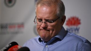 Premiärminister Scott Morrison vet vilket land som är skyldigt men han vill inte säga det rakt ut. Pääministeri Scott Morrison puhui lehdistölle 22. joulukuuta.