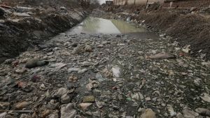 Jätemuovin saastuttama joki Pekingissä. Kuva vuodelta 2016.