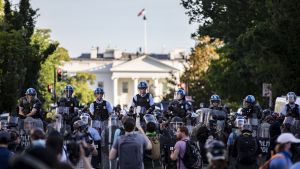Demonstrationer framför Vita huset har ägt rum vid flera tillfällen denna vecka. Valkoisen talon edustalla osoitettiin maanantaina mieltä poliisiväkivaltaa vastaan.