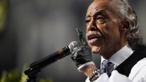 Medborgarrättsaktivisten Al Sharpton höll tal under George Floyds begravning. Hautajaisissa puhunut kansalaisoikeusaktivisti Al Sharpton kritisoi presidentti Donald Trumpia tämän toiminnasta poliisiväkivaltaa vastustavien mielenosoitusten hoidossa.