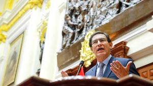 Perus president Martín Vizcarra talar under en riksrättsprocess i kongressen Perus president Martín Vizcarra talar vid en talarstol under en riksrättsprocess i kongressen