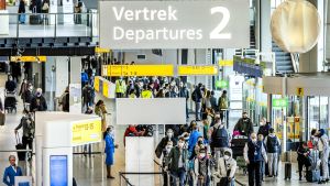 Resenärer på Amsterdam-Schiphols flygplats. Bilden är tagen 17 december 2020.