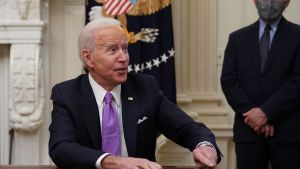 Johtava tartuntatautiasiantuntija Anthony Fauci oli mukana Valkoisen talon tilaisuudessa, missä presidentti Joe Biden allekirjoitti tukun korona-asetuksia.