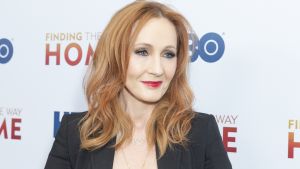 Författaren J. K. Rowling är en av dem som blivit föremål för kritikstormar på sociala medier. J.K. Rowlingilla on Twitterissä yli 14 miljoonaa seuraajaa.
