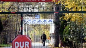 Turkiet har börjat utvisa tillfångatagna medlemmar av terrorgruppen IS till deras hemländer. En misstänkt IS-krigare sitter fast i ett ingenmansland mellan Grekland och Turkiet. Epäilty yhdysvaltalainen jihadisti on jäänyt jumiin Kreikan ja Turkin väliselle militarisoidulle vyöhykkeelle.
