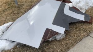 Ingen skadades i farosituationen. En platt del av flygplan ligger på en gräsmatta i Broomfield.