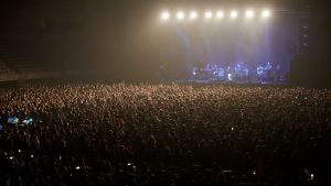 Omkring 5 000 personer med munskydd fick gå på konsert. 