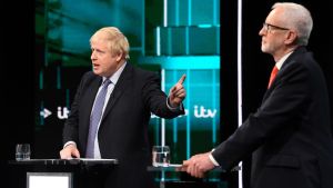 Corbyn och Johnson har varit i luven på varandra under hela valkampen och anklagat varandra för lögner. Corbyn och Johnson i tv-debatt.