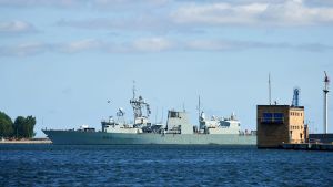 Örlogsfartyget HMCS Fredericton. Kanadalainen HMCS Fredericton -fregatti kuvattuna puolalaisessa satamakaupunki Gdyniassa vuonna 2015.