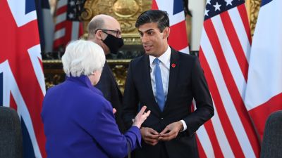 Britannian valtiovarainministeri Rishi Sunak (oik.) keskusteli Yhdysvaltain valtiovarainministerin Janet Yellenin kanssa Lontoossa perjantaina.