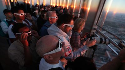 Ihmiset ihastelivat rengasmaista auringonpimennystä Burj Khalifa -pilvenpiirtäjän korkeuksissa Dubaissa.