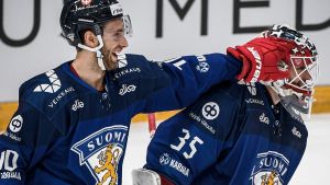 Petteri Lindbohm och Frans Tuohimaa hade det roligt mot Sverige. Petteri Lindbohm gratulerar Frans Tuohimaa.