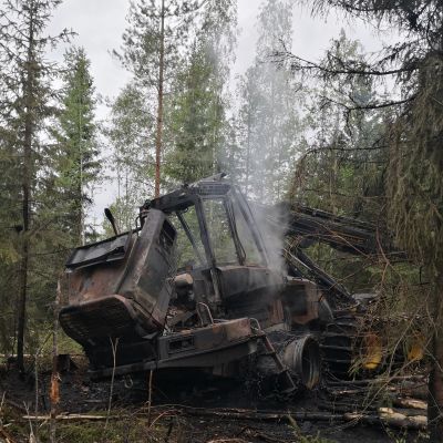 Palanut työmaakone Lohjalla. Työmaakoneen kuljettajan alkusammutusyritys ei tehonnut rajuun moottoritilasta syttyneeseen tulipaloon.