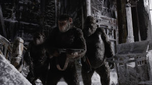 Caesar (Andy Serkis) beger sig långt norrut i sin jakt på hämnd. Caesar (Andy Serkis) står med vapen i hand tillsammans med sina apor i ett övergivet hus.