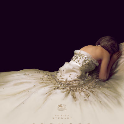 Kristen Stewart fotad baifrån iklädd en vit prinsesslik klänning.
