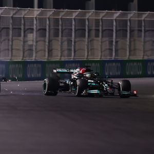 Max Verstappen ja Lewis Hamilton kuvassa