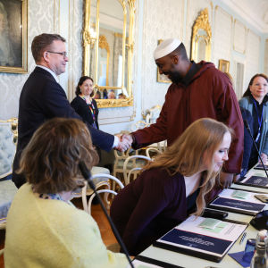 Pääministeri Petteri Orpo järjestämä pyöreän pöydän keskustelun yhdenvertaisuudesta ja syrjimättömyydestä.