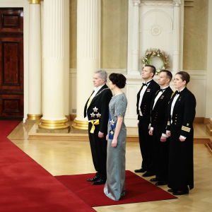 Tasavallan presidentti Sauli Niinistö ja rouva Jenni Haukio Linnan juhlissa valmistautumassa kättelyn alkamiseen 6. joulukuuta 2022.