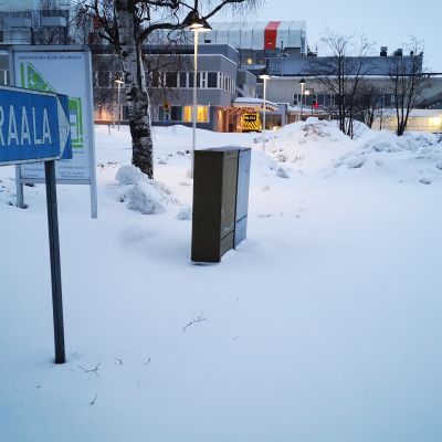 Länsi-Pohjan keskussairaala, taustalla ambulanssi.