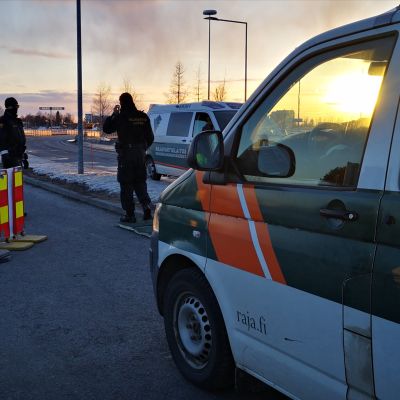Rajavartioston miehet valvovat liikennettä Tornion ja Haaparannan rajalla.