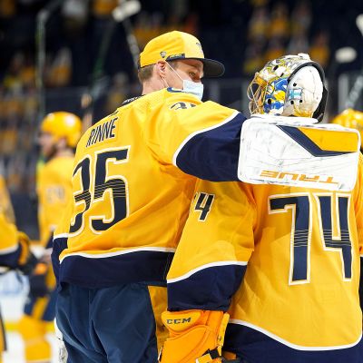 Pekka Rinne onnittelee Juuse Sarosta ottelun jälkeen.