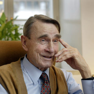 Mauno Koivisto skrattar. Bilden tagen 2003.