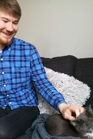 Mathias Uutela kliar Sirius i sitt hem i Alpbyn. Hösten 2018. Mathias Uutela kliar katten i sitt hem i Alpbyn. Hösten 2018.