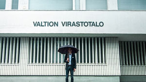 Juhani Seppänen valtion virastotalon edessä.