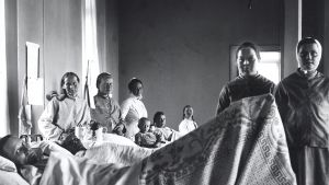 Kvinnorna låg rad i rad och väntade på behandling eller på att få åka hem igen Kvinnos ligger i sina sängar i en sjukhussal år 1905