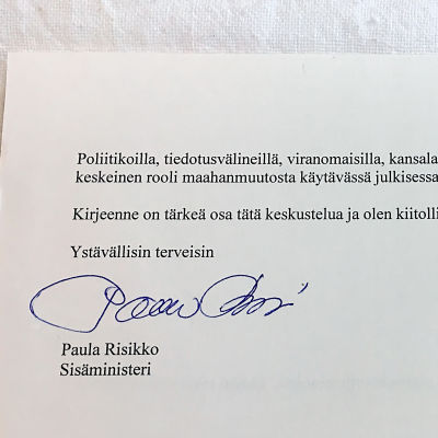 Slutet av inrikesminister Paula Risikkos brev till dem som är missnöjda med asylpolitiken. Skrivet på maskin och undertecknat för hand.