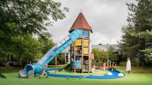Sparbanksstiftelsen har fått önskemål om bidrag som ska pigga upp miljön i Ingå centrum och sporra till motion och rörelse. Det blivande Muminhuset i lekparken väntas locka barnfamiljer till Ingå. Ett runt, högt blåfärgat hus i en lekpark, ett så kallat muminhus. Huset har också en rutschkana.