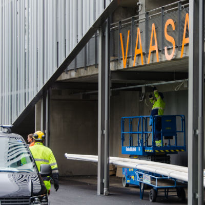 Monteringsarbete på fotbollsstadion i Vasa.