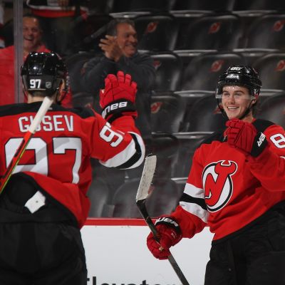 Jack Hughes och Nikta Gusev jublar efter ett mål för New Jersey Devils.