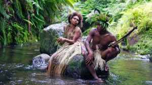 Tanna: Marie Wawa ja Mungau Dain Wawa (Marie Wawa) ja Dain (Mungau Dain) istuvat kivellä elokuvassa Tanna