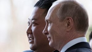 Nordkoreas ledare Kim Jong-Un och Rysslands president Vladimir Putin såg, åtminstone på ytan, ut att komma bra överens under toppmötet i Vladivostok. Kim Jong-Un och Vladimir Putin poserar för kameror efter toppmötet i Vladivostok.