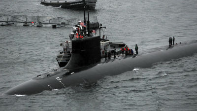 amerikansk ubåt i hamn.